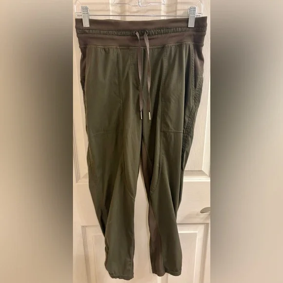 Lululemon Dance Studio Crop II, Dark Olive, Size 6 - Picture 4 of 13